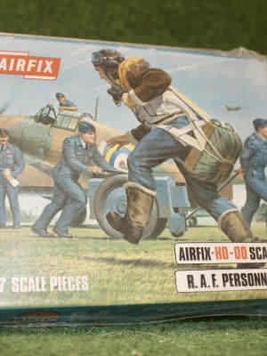 Airfix HO And OO World War II British RAF Personnel 01747-5 On Sprue - C