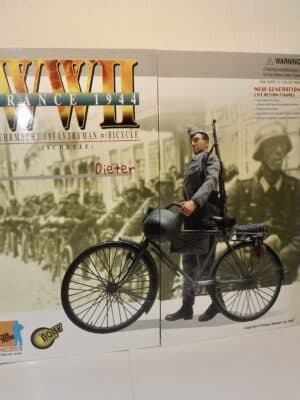 1/6 Scale Dragon WWII German Dieter Wehrmacht Infantryman w/Bicycle 70155