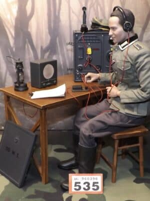 1/6 Scale Loose As Pictured Custom WWII German Radio Operator For DID Dragon Figures R535